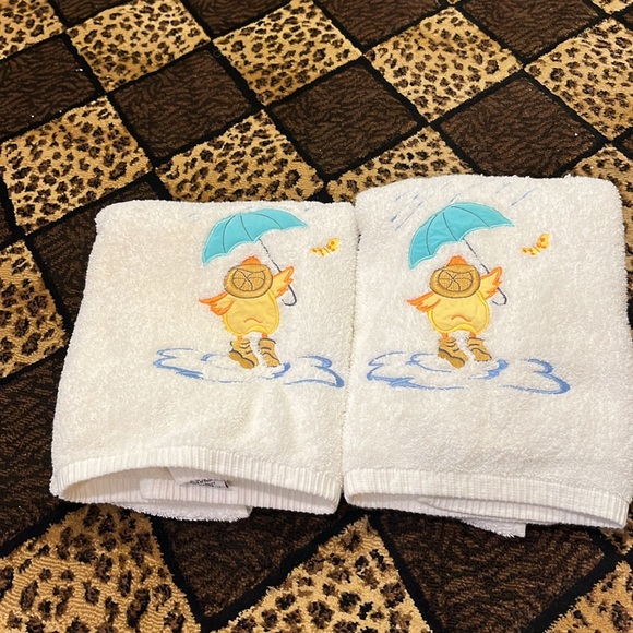 Adorable ducky bath towels. - Picture 3 of 3